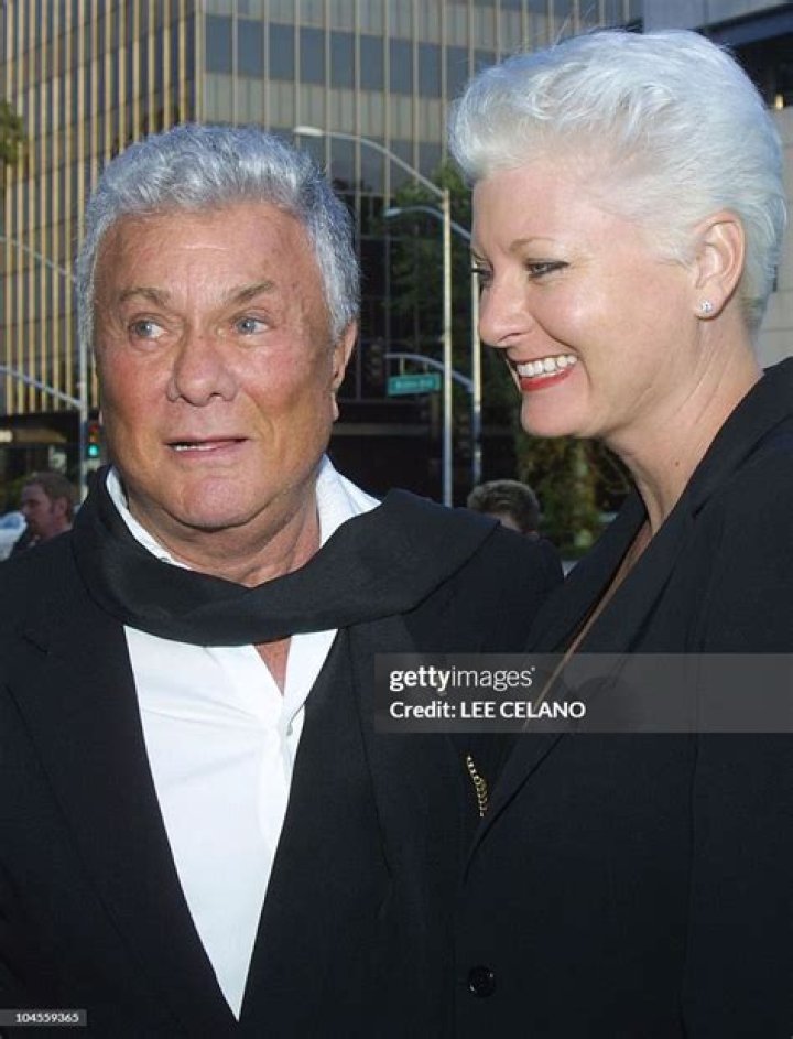 Actor Tony Curtis and his wife actress Janet Leigh pictured with their children, Kelly and Jamie on September 15, 1961 in New York, New York ┃Source: Getty Images