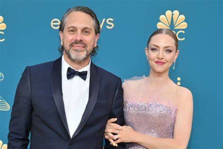 Amanda Seyfried and Thomas Sadoski at the 2018 Vanity Fair Oscar Party Hosted By Radhika Jones - Arrivals at Wallis Annenberg Center for the Performing Arts on March 4, 2018 in Beverly Hills, CA. | Photo: Getty Images
