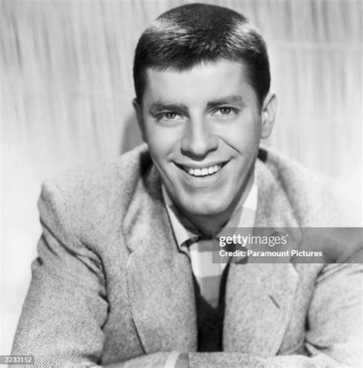 American actor and comedian Jerry Lewis being filmed on location at a college campus in Tempe, Arizona, circa 1963 | Photo: Getty Images