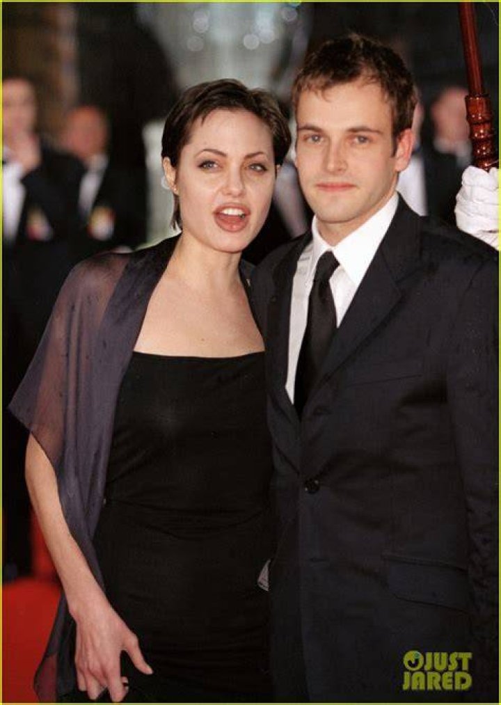 Angelina Jolie and Jonny Lee Miller at a "Peace One Day" special screening, hosted at the Ziegfeld Theater in New York City, on September 20, 2005. | Source: Getty Images