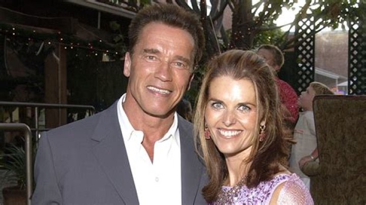 Arnold Schwarzenegger, Maria Shriver at the CA Comeback Express Bus Tour in Pleasanton, CA on October 4, 2003 | Source: Getty Images