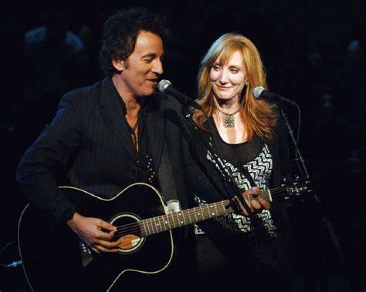 Bruce Springsteen and Patti Scialfa on May 9, 1992 at Sam's Restaurant in New York City, New York, United States. | Source: Getty Images