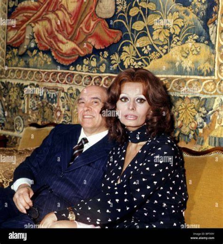 Carlo Ponti and Sophia Loren on the set of "The Condemned of Altona," in Germany, 1962. | Source: Pierluigi Praturlon/Reporters Associati & Archivi/Mondadori Portfolio/Getty Images