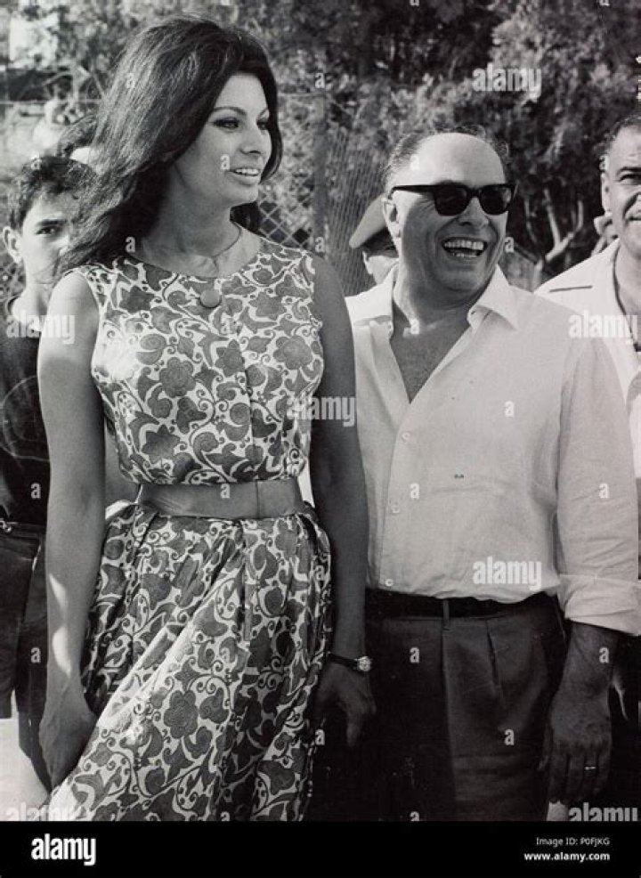 Carlo Ponti Sr. and&nbsp;Sophia Loren&nbsp;at the Los Angeles Union Terminal Station on&nbsp; September 27, 1957. | Source: Bettmann/Getty Images