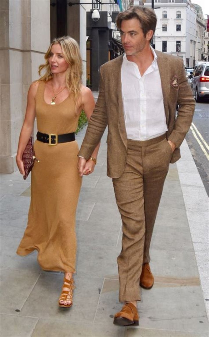 Chris Pine and Annabelle Wallis are seen in Los Angeles | Source: Getty Images