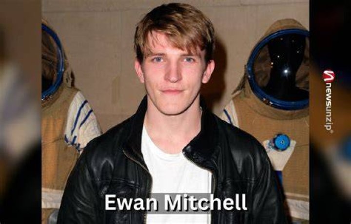 Ewan Mitchell Wiki, Age, Height, Girlfriend, Parents, Ethnicity, Movies, Net Worth, Biography & More