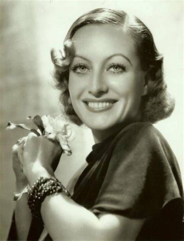 Hollywood starlet Joan Crawford smiling while holding her Academy Award on March 9 in 1946. / Source: Getty Images