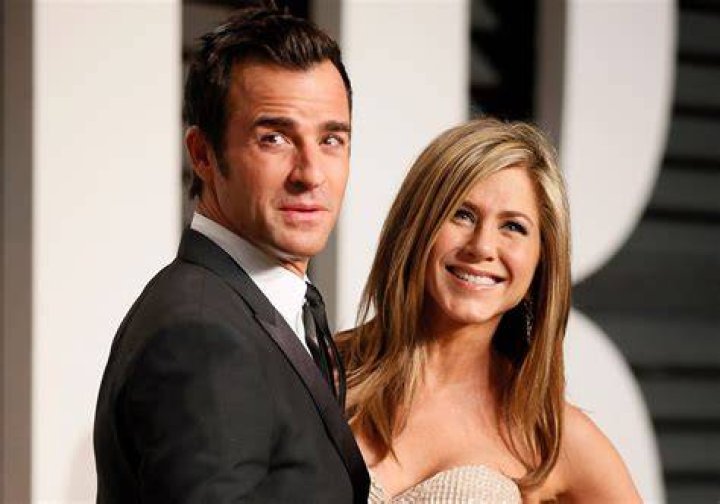Inside Jennifer Aniston and Justin Theroux's LA home. | Photo: YouTube/Architectural Digest