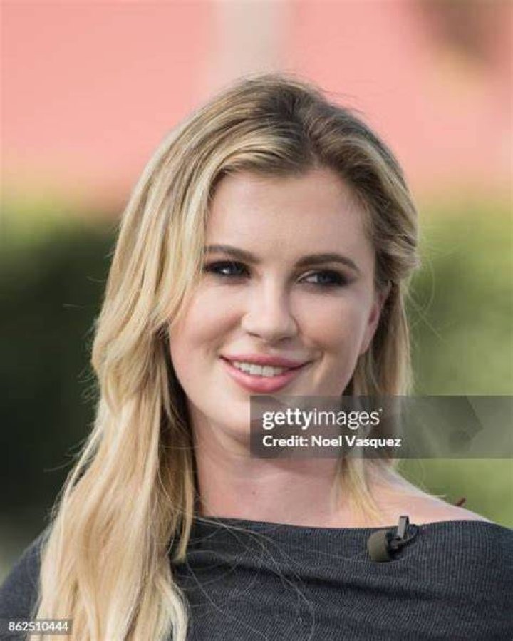 Ireland Baldwin visits "Extra" at Universal Studios Hollywood on October 17, 2017, in Universal City, California | Photo: Noel Vasquez/Getty Images