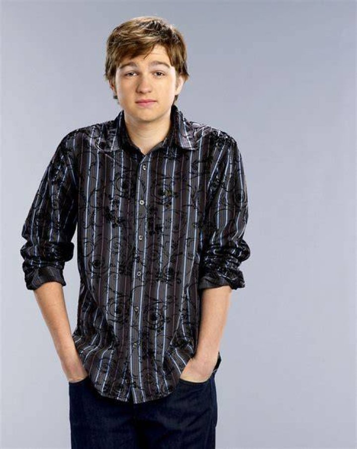 Jake (Angus T. Jones, left) and Missi (Miley Cyrus, right) plan a rendezvous at the beach house, on TWO AND A HALF MEN, Thursday, Nov. 8, 2012. | Source: Getty Images