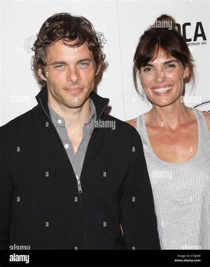 James Marsden and wife Lisa on March 27, 2011 in Universal City, California | Photo: Getty Images