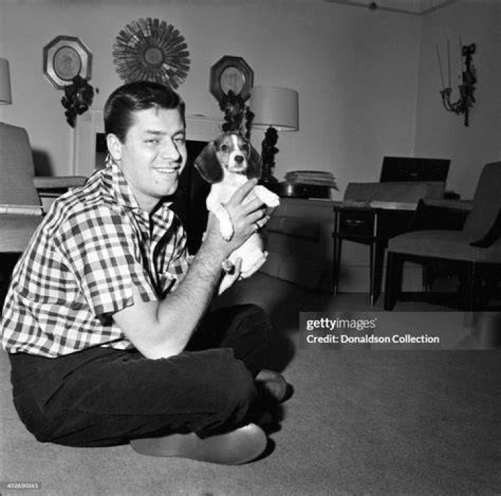 Jerry Lewis backstage at the RKO Palace Theater with his wife Patti Palmer and son Scott Anthony Lewis on Broadway on February 7, 1957 in New York | Photo: Getty Images