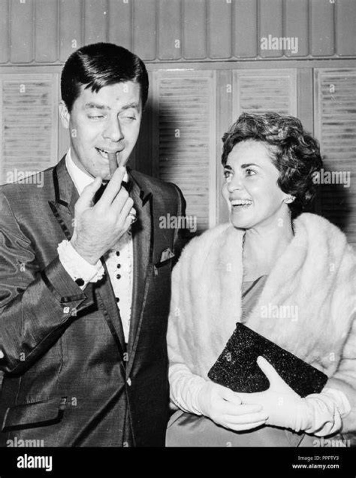Jerry Lewis, Patti Palmer, and four of his sons in California, in September 1958 | Photo: Getty Images