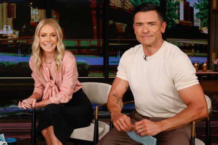 Kelly Ripa and Mark Consuelos celebrate Hamptons Magazine's 4th of July 2006 Issue | Source: Getty Images