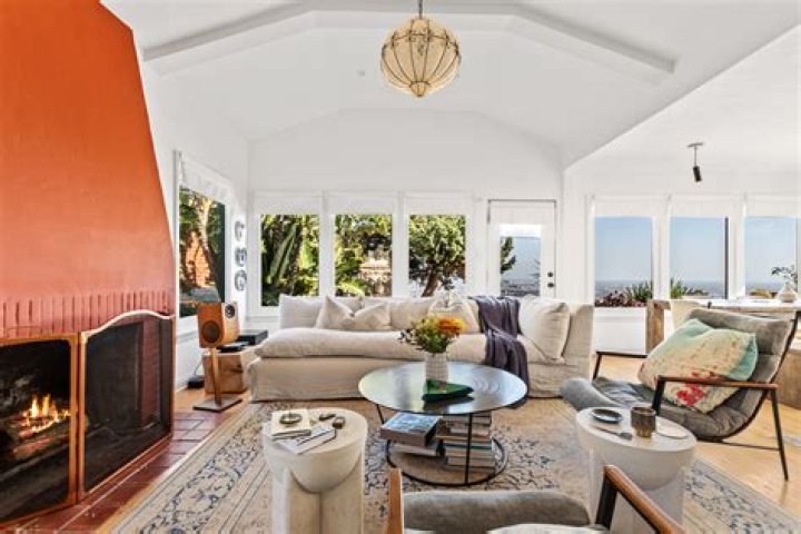 Living area of Jennifer Aniston and Justin Theroux's LA home. | Photo: YouTube/Architectural Digest