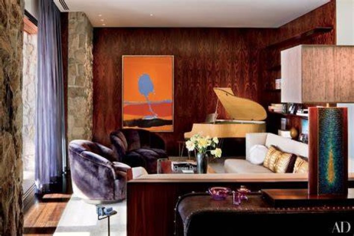 Living room of Jennifer Aniston and Justin Theroux's LA home. | Photo: YouTube/Architectural Digest