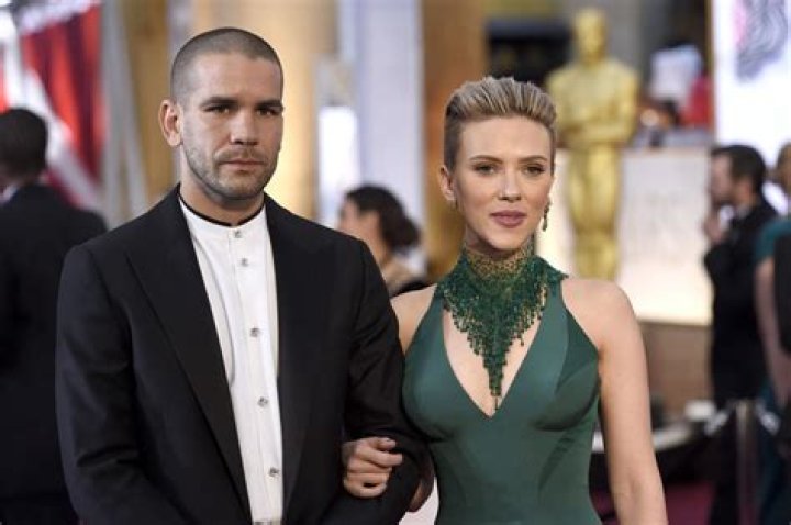 (L-R) Scarlett Johansson, Romain Dauriac and Will Horowitz attend the opening of the Yummy Pop shop in Le Marais, Paris on October 22, 2016 in Paris, France. | Source: Getty Images