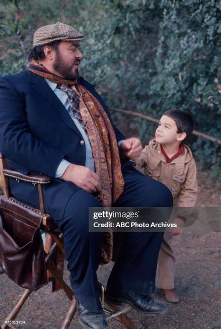 Luciano Pavarotti, Richard Thomas, and his children on the "Pavarotti & Friends" special on March 29, 1982 | Source: Getty Images