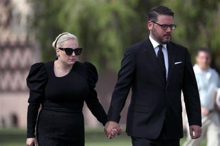 Meghan McCain and Ben Domenech walk together as US Sen. John McCain leaves the Arizona State Capitol to go to a memorial service on August 30, 2018, in Phoenix | Photo: Justin Sullivan/Getty Images