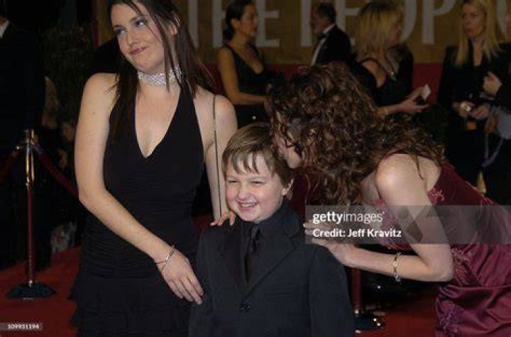 Melanie Lynskey, Angus T. Jones, Charlie Sheen, Marin Hinkel, and Jon Cryer of Two and a Half Men, winner for Favorite New TV Comedy Series. | Source: Getty Images