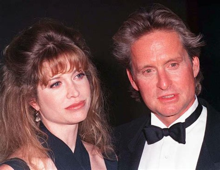 Michael Douglas and wife Diandra at the premiere of his film "Disclosure" in 1994 | Photo: GettyImages