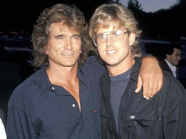 Michael Landon poses with the People's Choice Award in 1989 in Beverly Hills | Photo: Getty Images