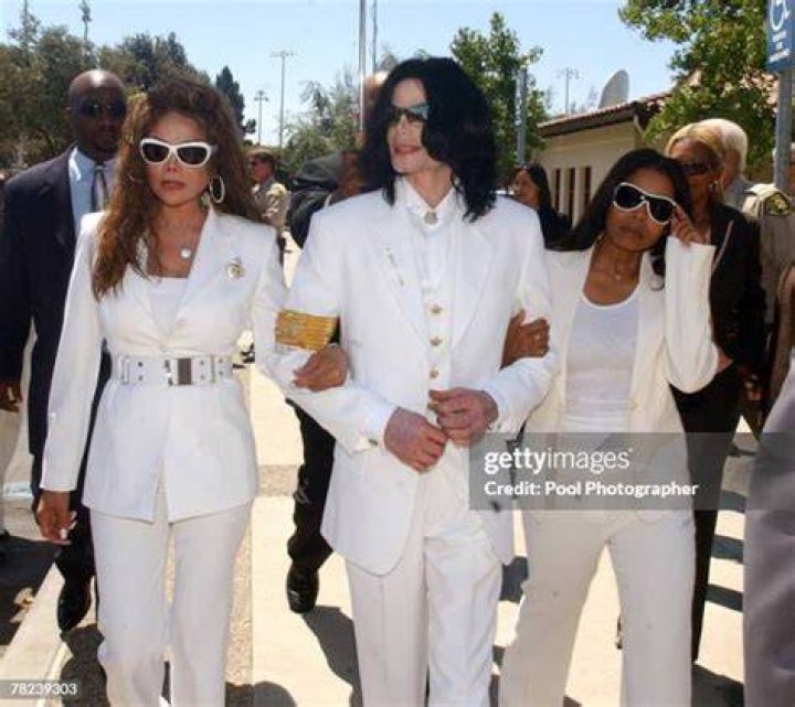 Michael, LaToya and Janet Jackson at the Santa Maria courthouse during the evidentiary hearing in the 2004 child molestation case | Source: Getty Images