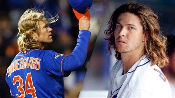 Noah Syndergaard and Jacob deGrom pose with a young fan at Macy's Herald Square in New York City on November 5, 2015. | Source: Getty Images
