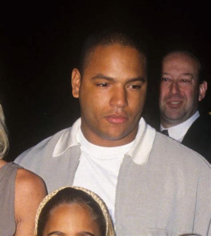 O.J. Simpson with Justin Simpson and Sydney Simpson at the funeral of Nicole Brown Simpson on June 16, 1994. In Los Angeles | Source: Getty Images