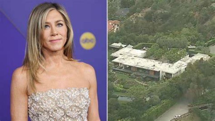 Outside of Jennifer Aniston and Justin Theroux's LA home. | Photo: YouTube/Architectural Digest