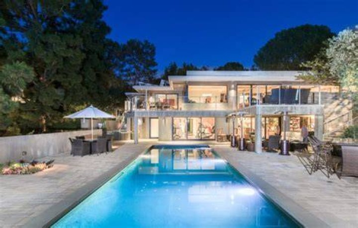 Pool area of Jane Fonda's $8.5 million Beverly Hills mansion. | Photo: YouTube/Open House TV