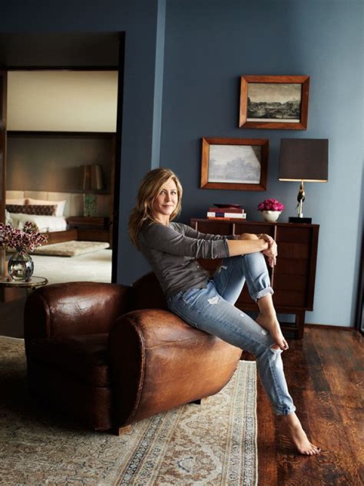 Reading room of Jennifer Aniston and Justin Theroux's LA home. | Photo: YouTube/Architectural Digest