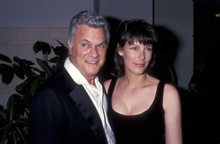 Tony Curtis and his daughter Jamie Lee Curtis attend Tony Curtis' Art Exhibition Dinner Party on April 22, 1989 at Beverly Hilton Hotel in Beverly Hills, California ┃Source: Getty Images