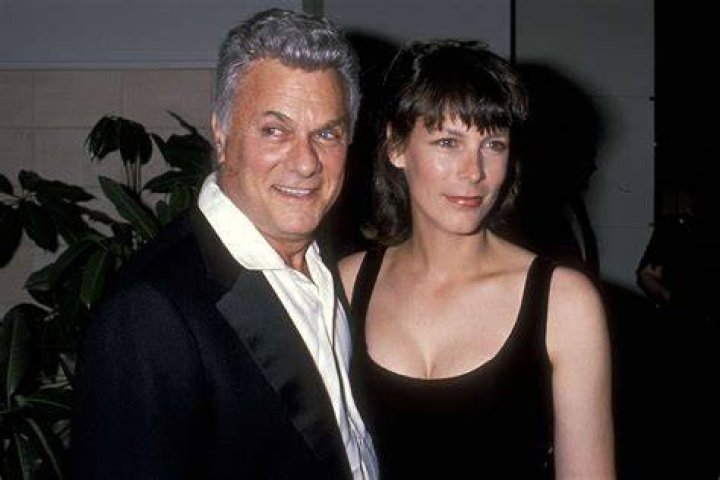 Tony Curtis and Jamie Lee Curtis attend the American Women in Radio & Television - Southern California Chapter's 36th Annual Genii Awards at Beverly Hills Hotel on May 30, 1991 in Beverly Hills, California ┃Source: Getty Images