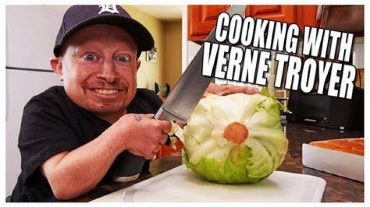 Verne Troyer in a YouTube video posted on March 28, 2018 | Photo: Troyer