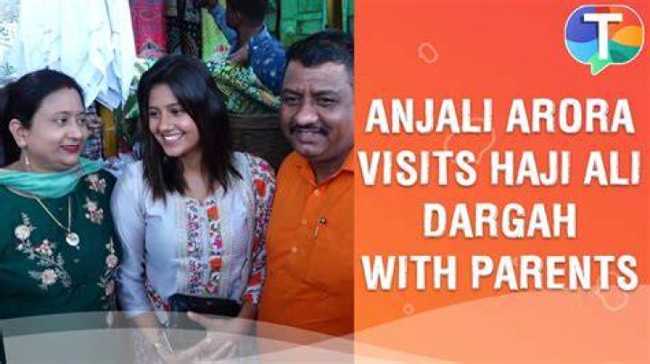 Video Anjali Arora Visits Haji Ali Dargah Days After Leaked MMS Controversy