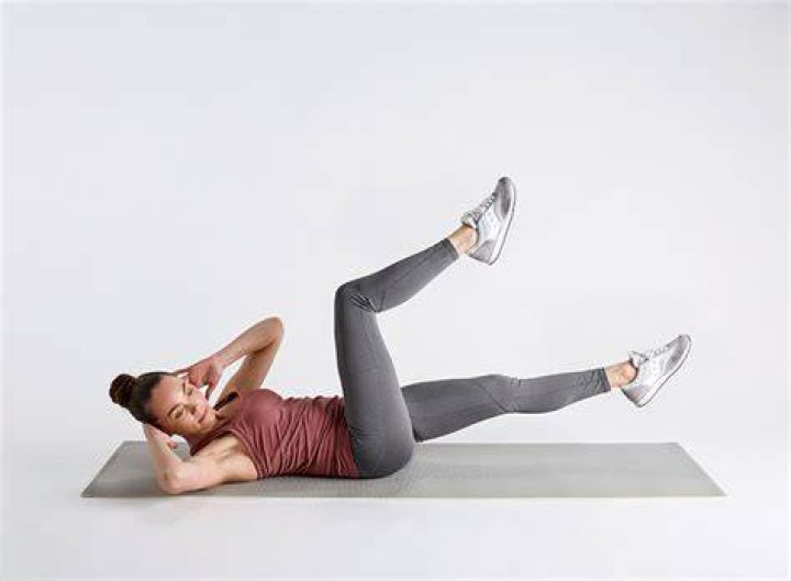 woman doing bicycle crunches